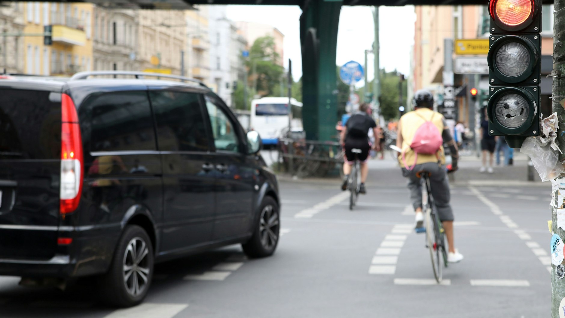 Eine rote Ampel ist für viele Radfahrende nicht von Interesse und wird ignoriert. Hier kommt es oft zu Unfällen.