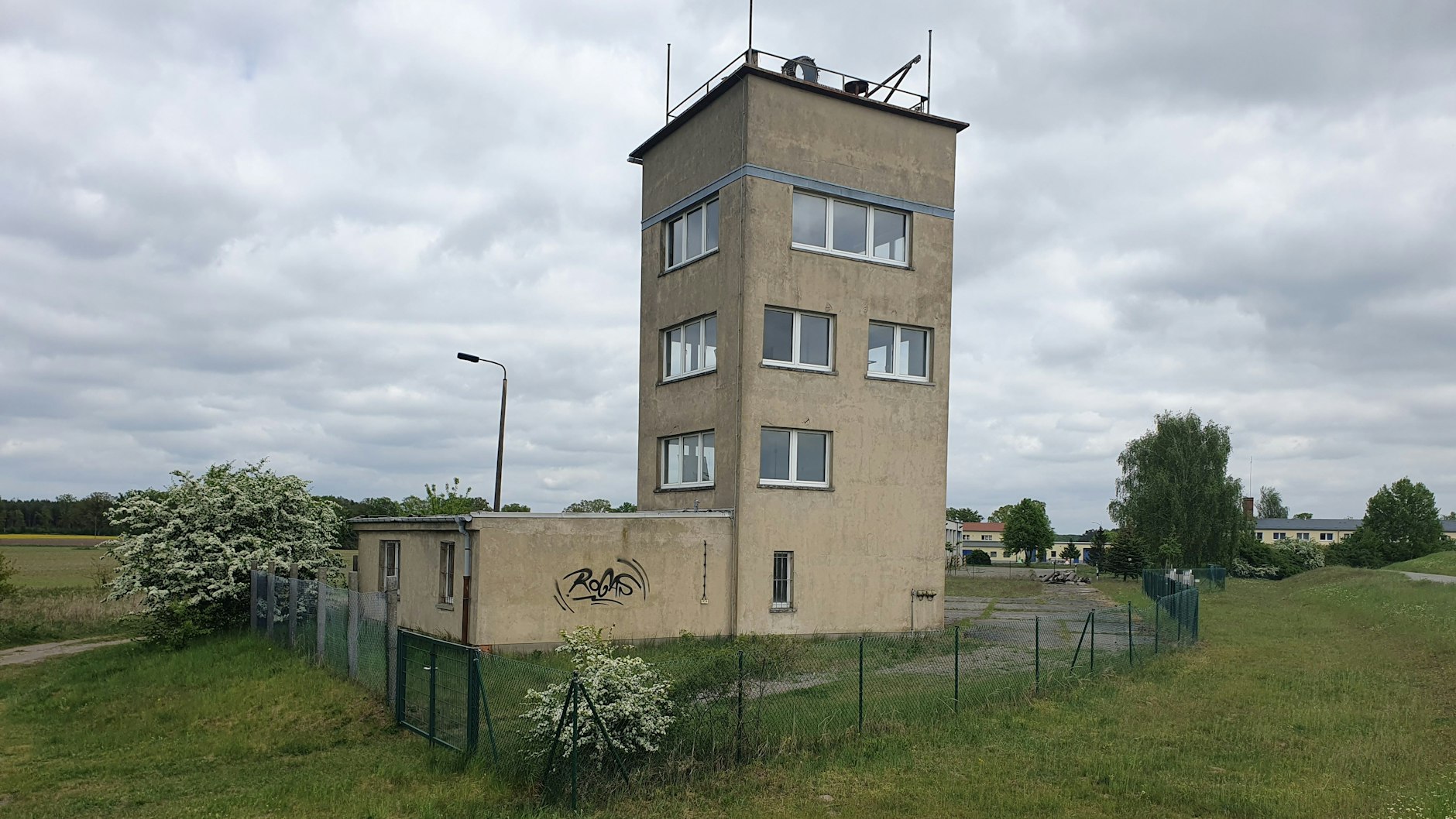 Der Grenzwachturm in Cumlosen hat mehr Fenster als die üblichen Führungstürme. In erster Linie diente er der Überwachung der Zollabfertigung im Schiffsverkehr.