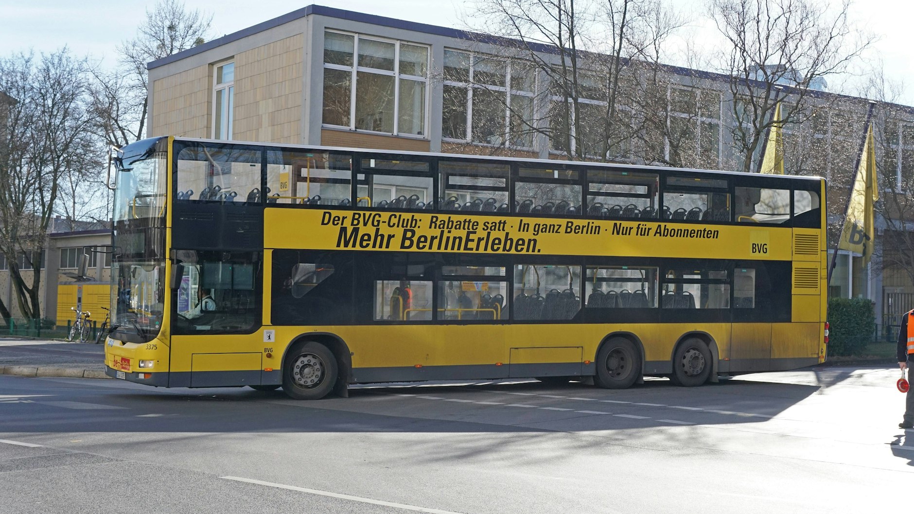 Ein Bus verlässt den Betriebshof der BVG in der Cicerostraße.