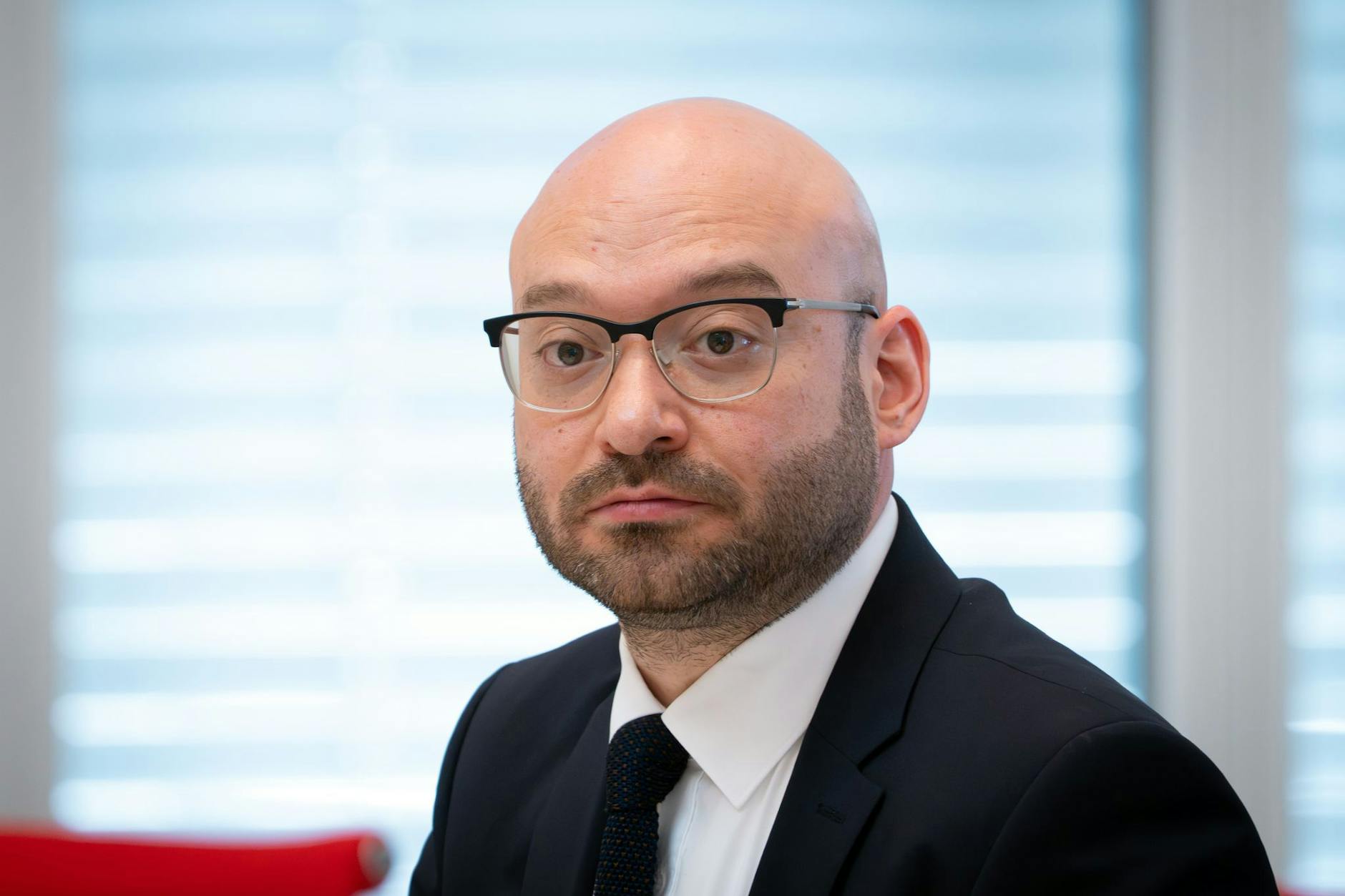 René Wilke (parteilos), neu ernannter Minister des Innern und für Kommunales, sitzt während der 14. Landtagssitzung auf seinem Platz.