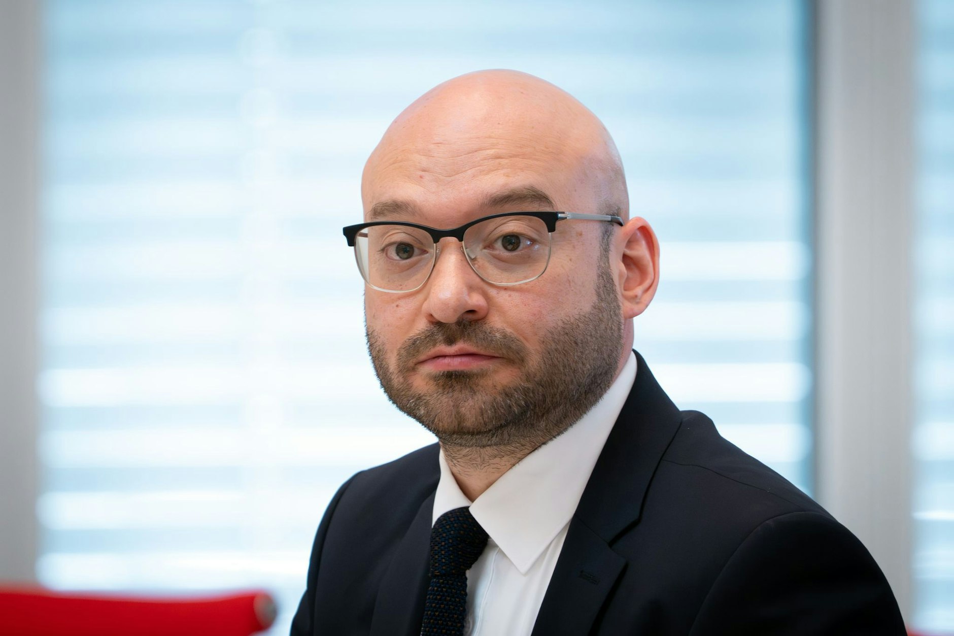 René Wilke (parteilos), neu ernannter Minister des Innern und für Kommunales, sitzt während der 14. Landtagssitzung auf seinem Platz.