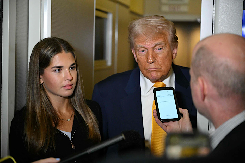 US-Präsident Donald Trump neben seiner Enkelin Kai Madison Trump an Bord der Air Force One 