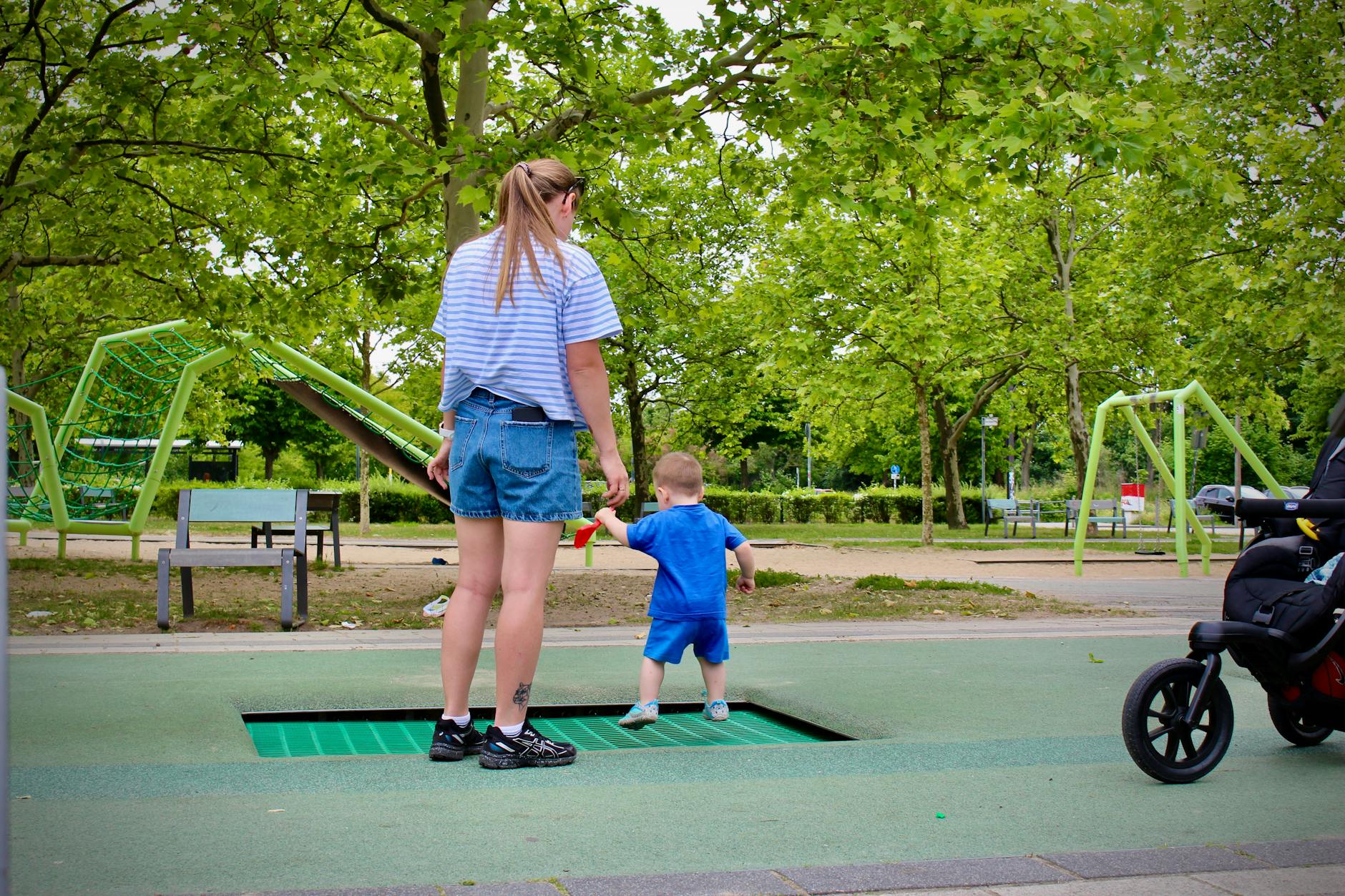 Nathaliia (33) wohnt mit ihren zwei Söhnen Dennis und Andrii auf der Marzahner Promenade in der unmittelbaren Nähe der Raoul-Wallenberg-Straße. Sie genießt das Leben im Marzahner Kiez, denn es sei perfekt für Familien mit Kindern.