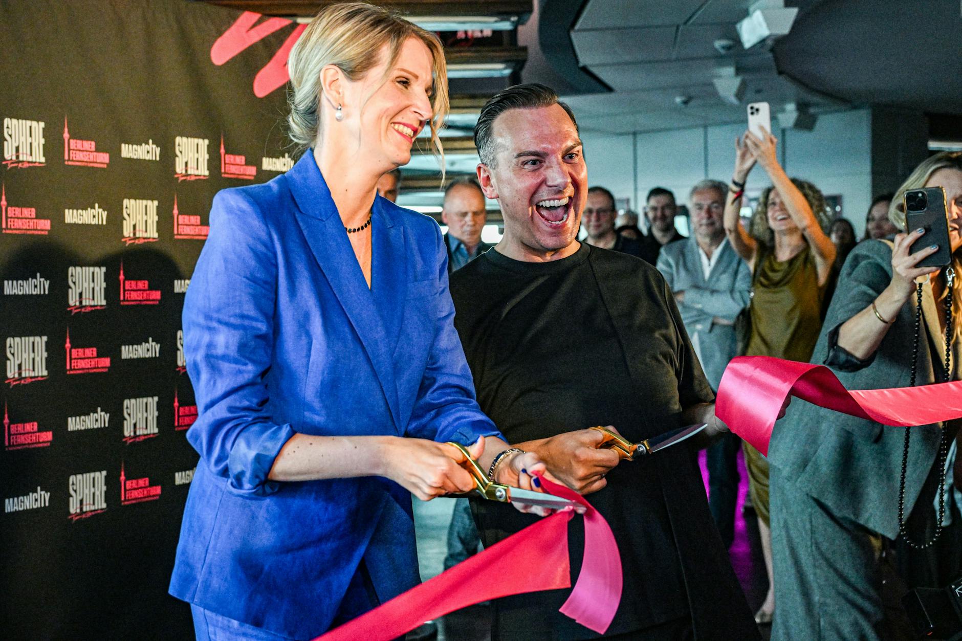 Das obligatorische Banddurchschneiden gehört auch dazu: Fernsehturm-Geschäftsführerin Anja Nitsch und Sternekoch Tim Raue