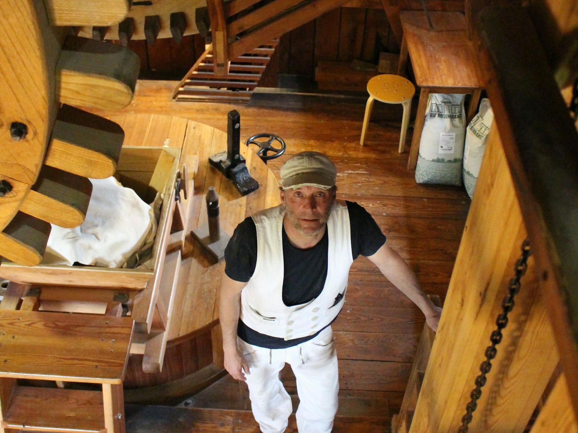 Müller Alexander Benedict vor der Marzahner Mühle.Seit 2020 sorgt er dafür, dass das historische Handwerk des Brotbackens in Marzahn weiterlebt.