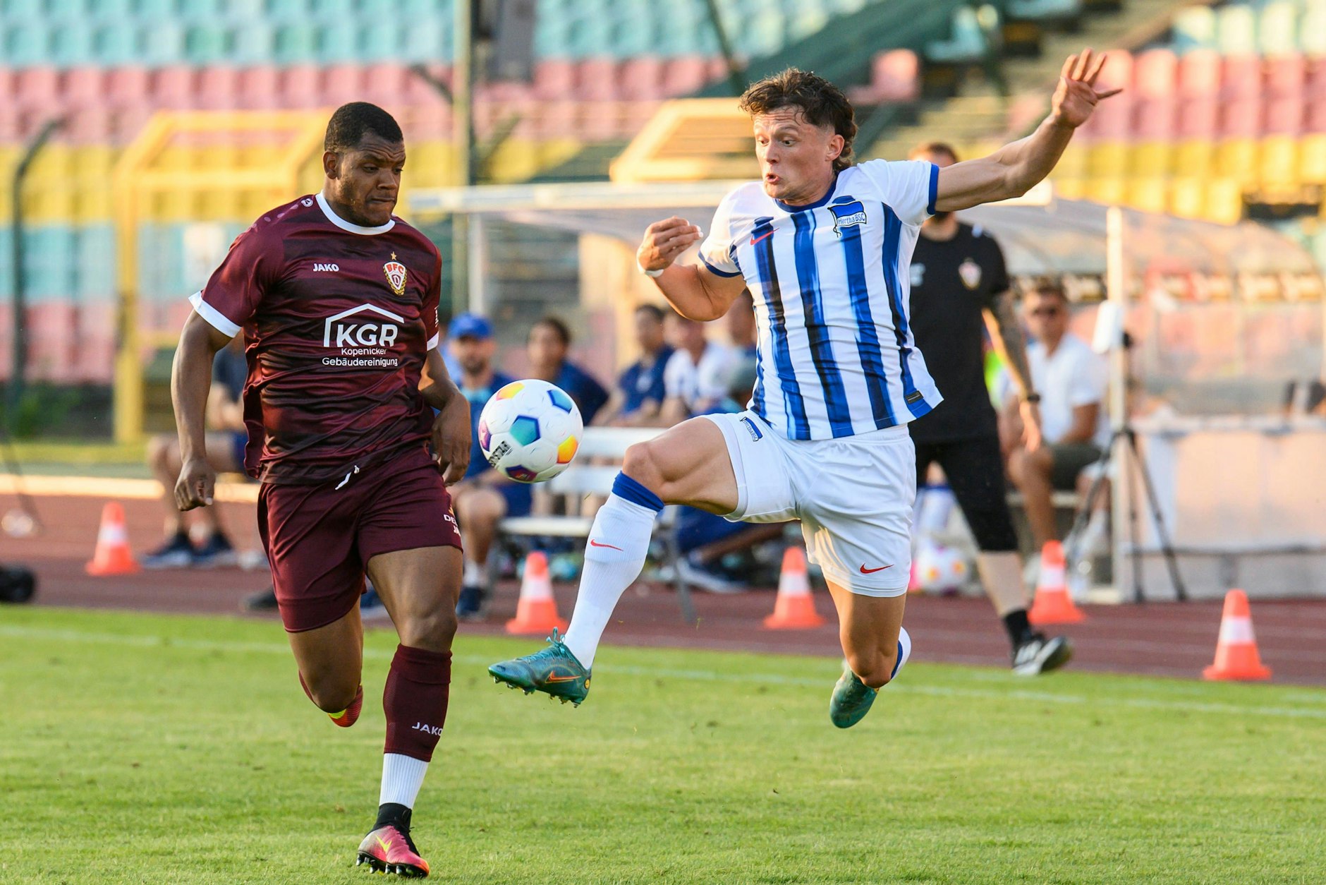 Vor zwei Jahren trat der BFC schon mal gegen Herthas Profis im Test an. Fabian Reese hier im Duell gegen Arthur Ekali.