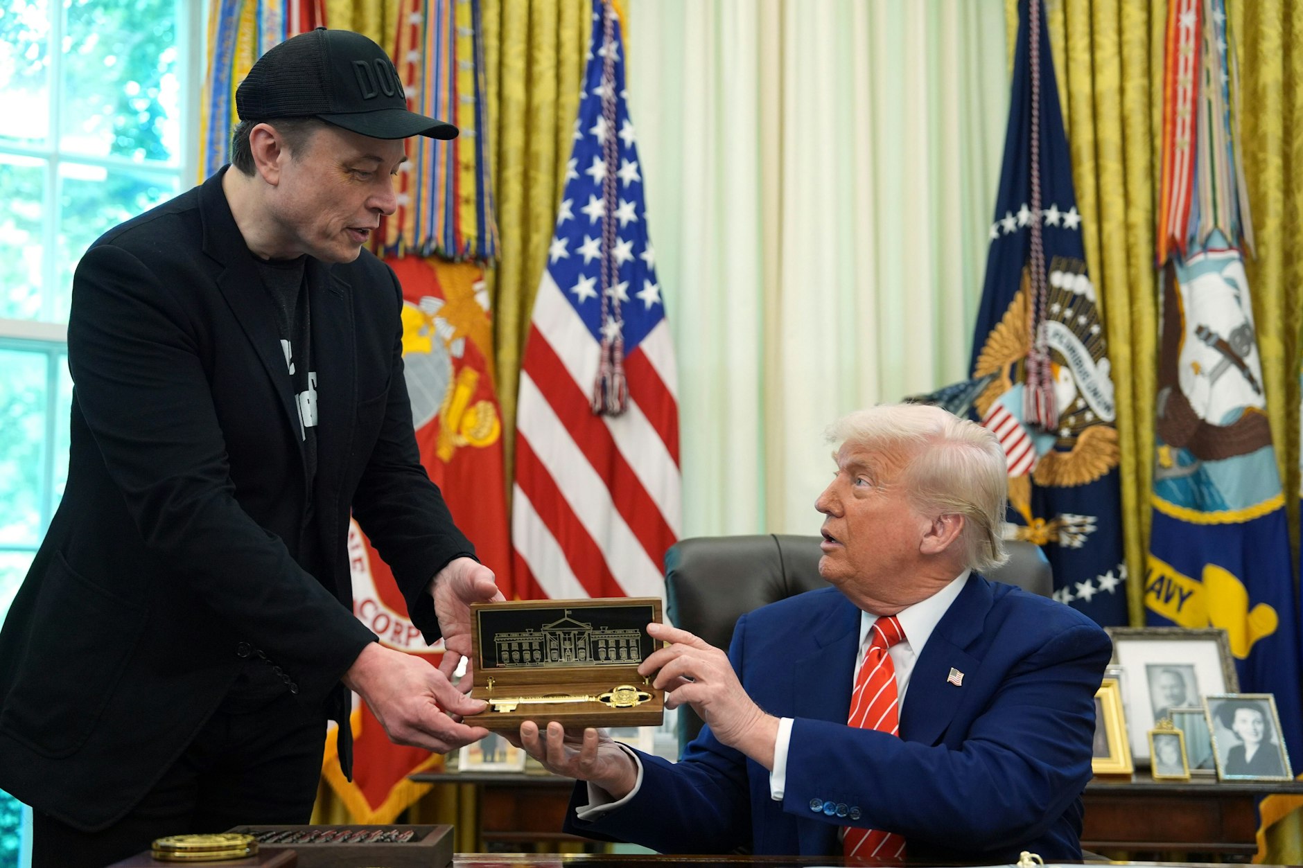 Washington: US-Präsident Donald Trump überreicht seinem früheren Berater Elon Musk einen Schlüssel während einer Pressekonferenz im Oval Office des Weißen Hauses.