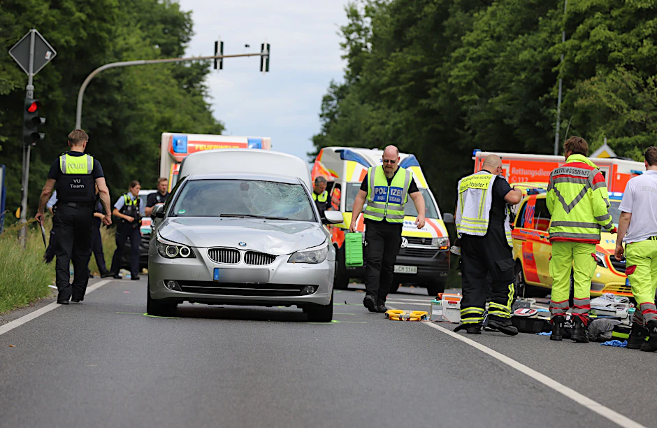 Bei einem Unfall in Hürth bei Köln ist ein Kind und eine Begleitperson lebensgefährlich verletzt worden.
