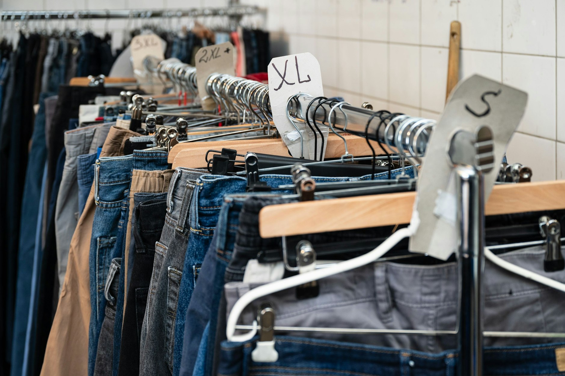 Berliner können am Samstag im Kiezladen Charlottenburg gut erhaltene Sommerkleidung bei der Berliner Stadtmission spenden.