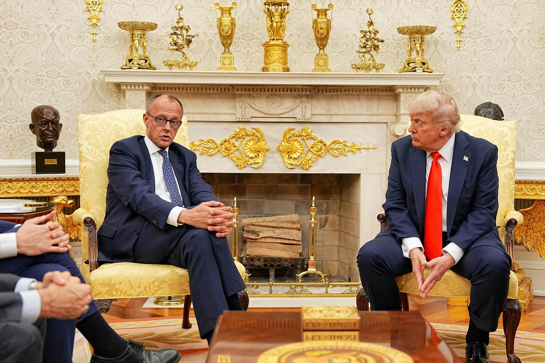 Entspannte Stimmung: US-Präsident Donald Trump trifft sich mit Bundeskanzler Friedrich Merz im Oval Office des Weißen Hauses.