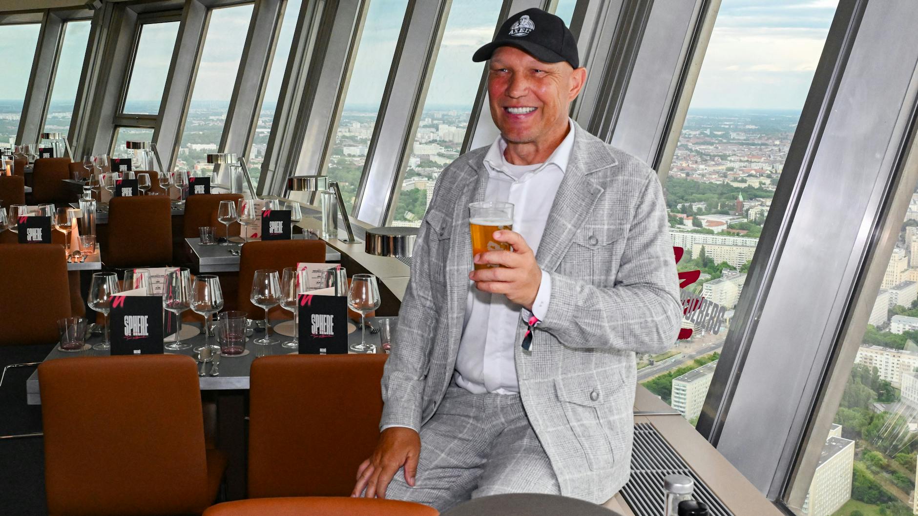 Box-Champion Axel Schulz im Höhen-Restaurant des Fernsehturms.