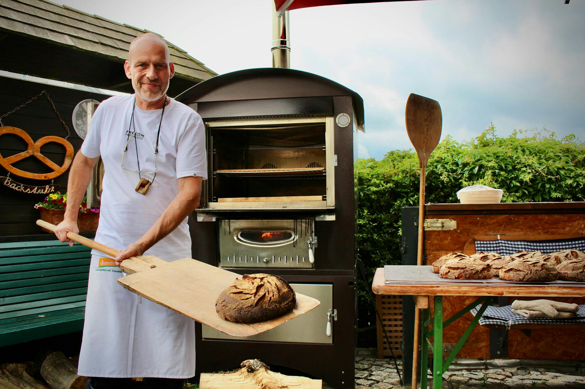 Peter Westphal (53) sorgt donnerstags für knuspriges Sauerteigbrot in der Marzahner Mühle. Der KURIER war zum Backtag da – und wurde herzlich empfangen.