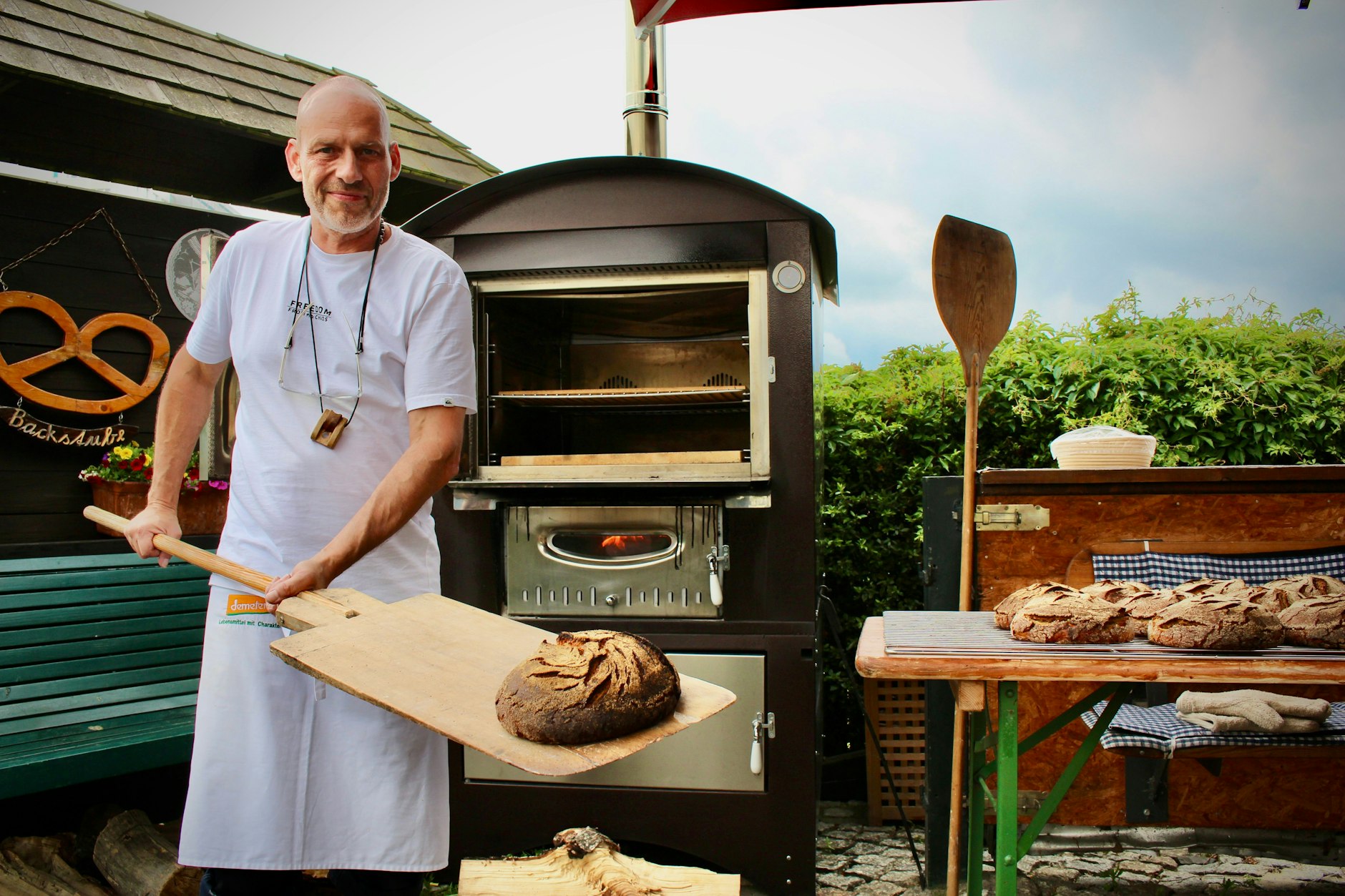 Peter Westphal (53) sorgt donnerstags für knuspriges Sauerteigbrot in der Marzahner Mühle. Der KURIER war zum Backtag da – und wurde herzlich empfangen.