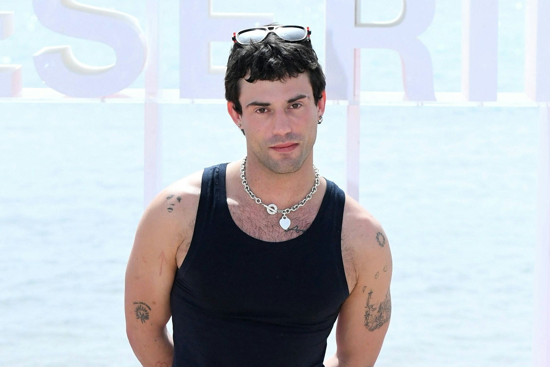 Der Berliner Schauspieler Aaron Altaras performt in Sachen Muskelmode schon mal sehr gut.