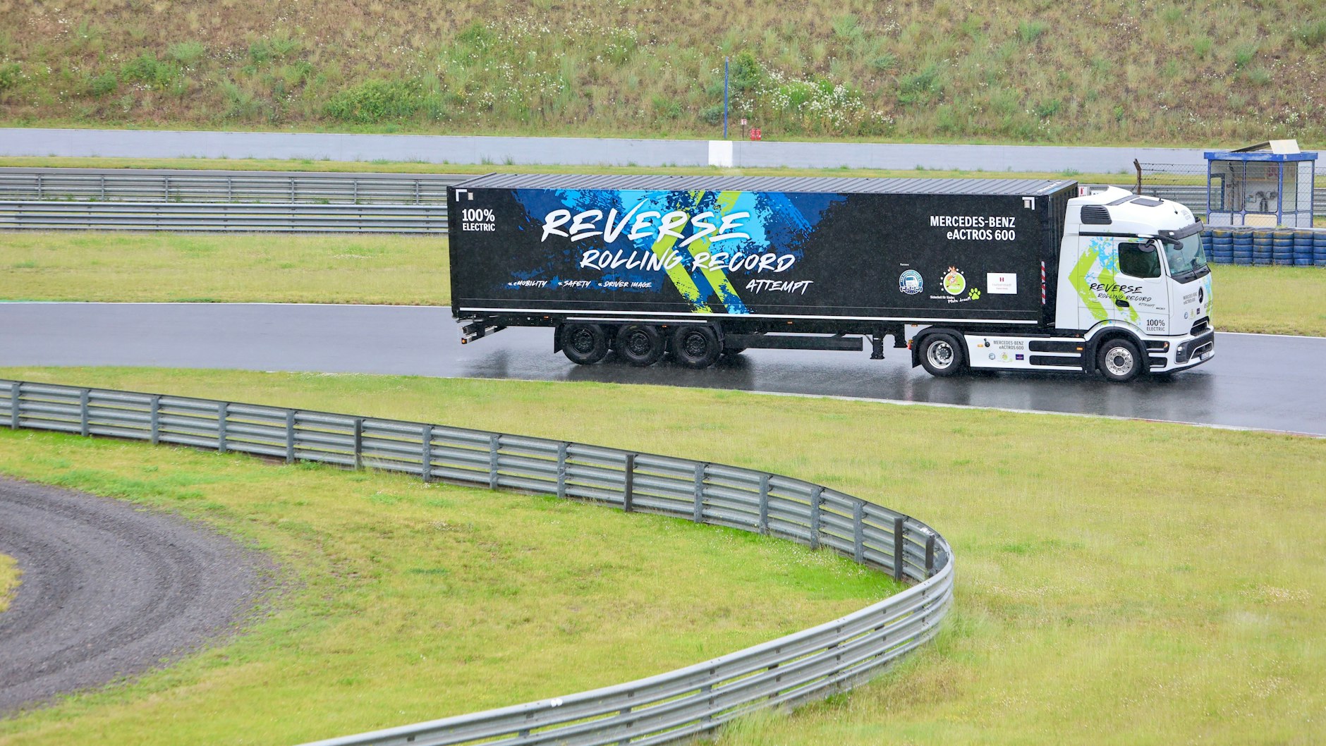 Rekordfahrt Runde um Runde im Regen: Mit dem batterieelektrischen Fernverkehrs-Lkw von Daimler Truck fuhr Marco Hellgrewe 124,7 Kilometer am Stück auf der Rennstrecke in Oschersleben in Sachsen-Anhalt.