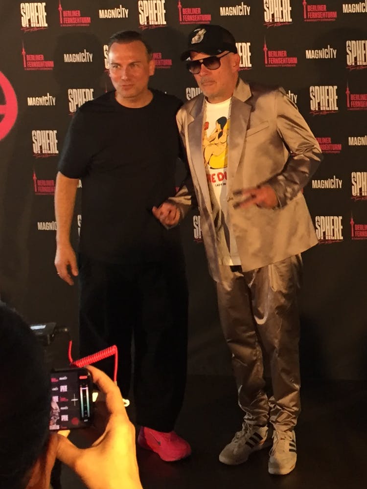 Tim Raue (l.) neben WestBam bei der Restauranteröffnung im Fernsehturm.