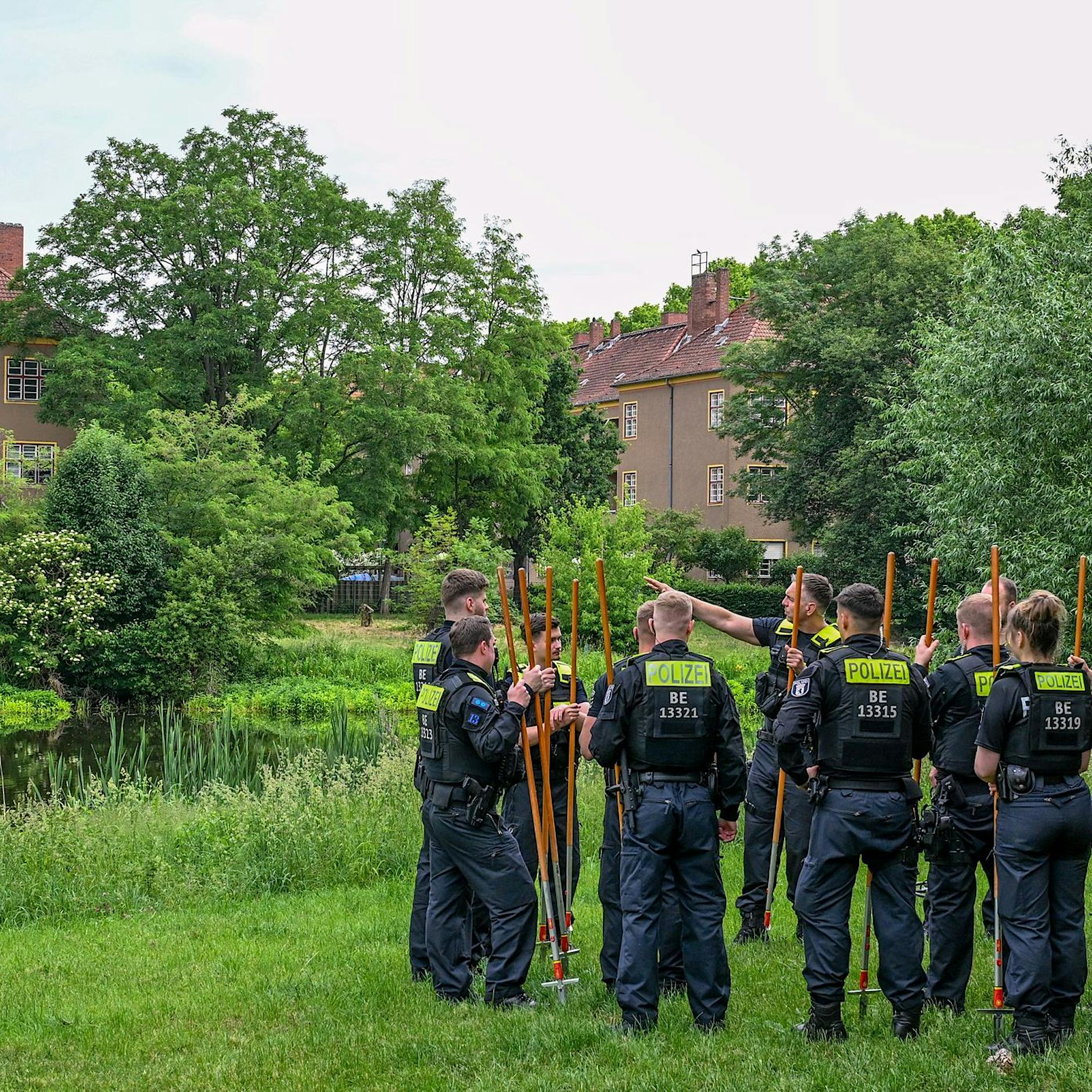 Mord in Reinickendorf: Polizei sucht mit Tauchern und Detektoren nach der Tatwaffe