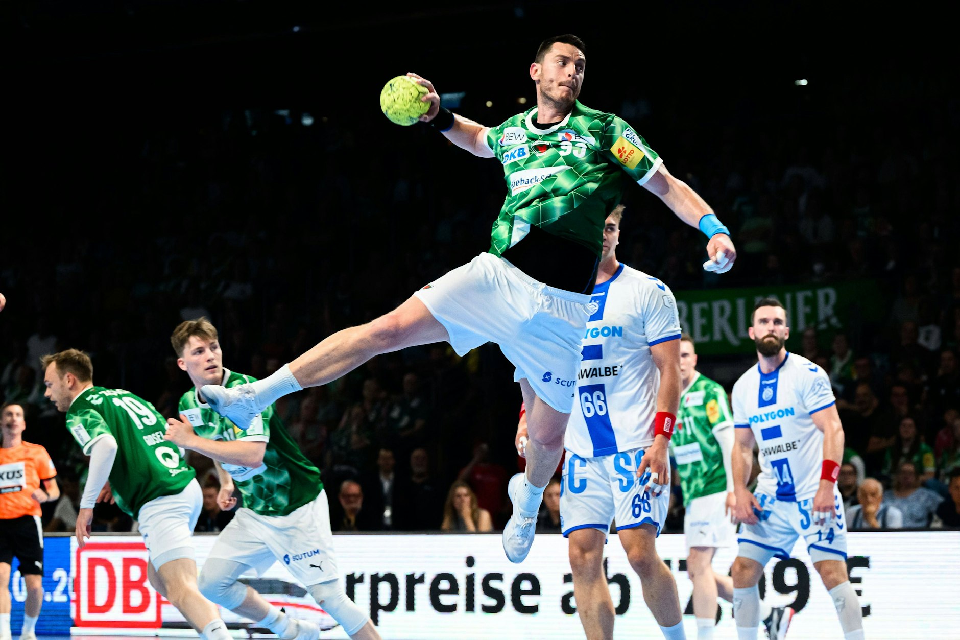 Füchse Berlin - VfL Gummersbach: Mijajlo Marsenic in Aktion.