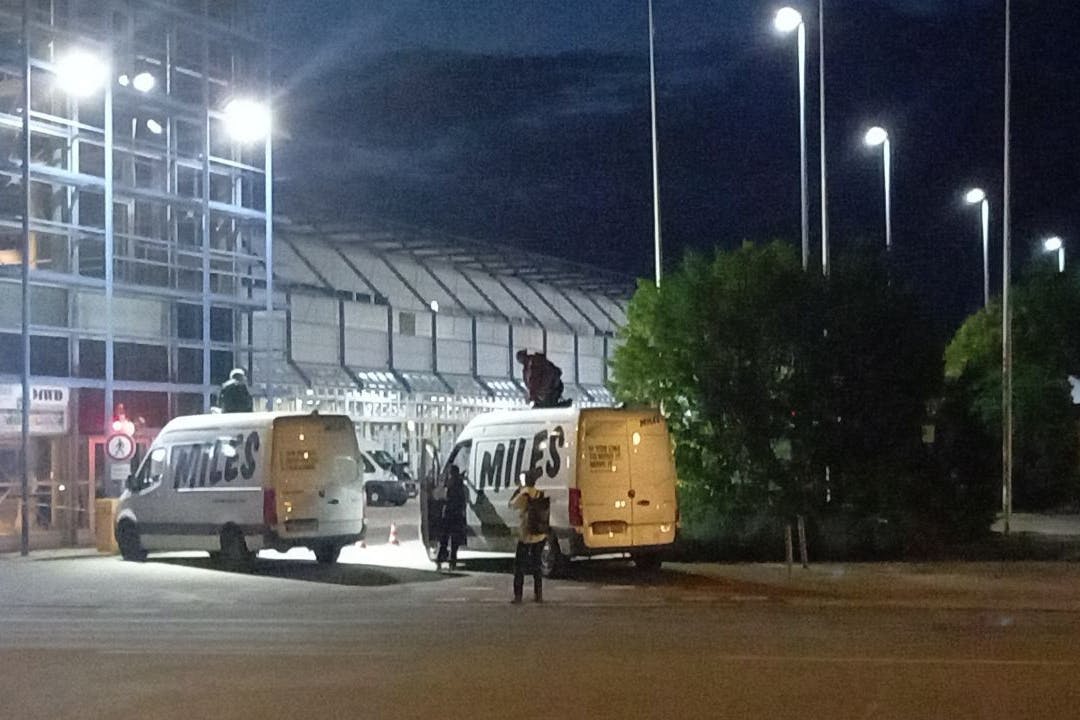 Die Aktivisten setzten sich auf den Dächern einiger Fahrzeuge fest.