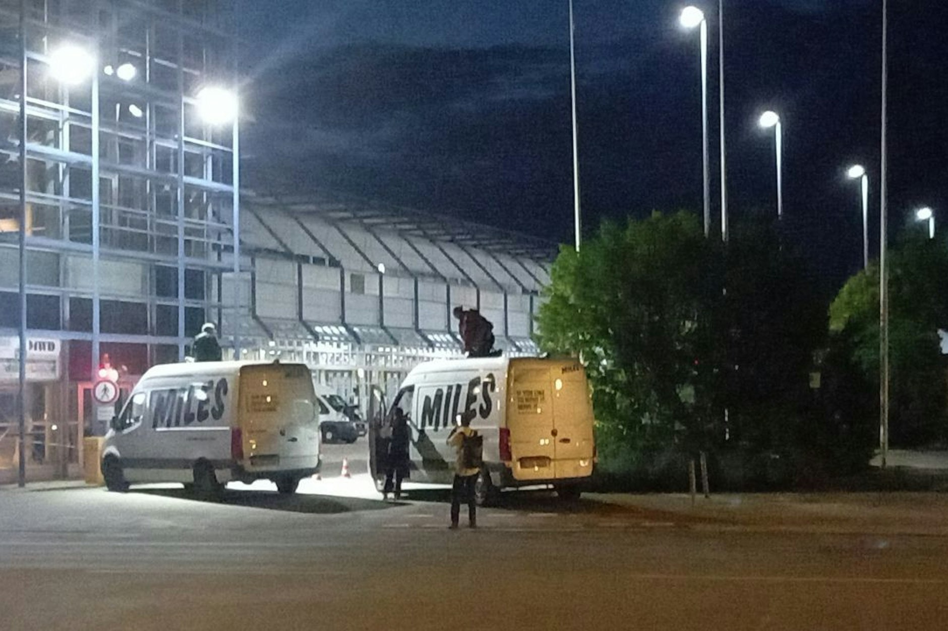 Die Aktivisten setzten sich auf den Dächern einiger Fahrzeuge fest.