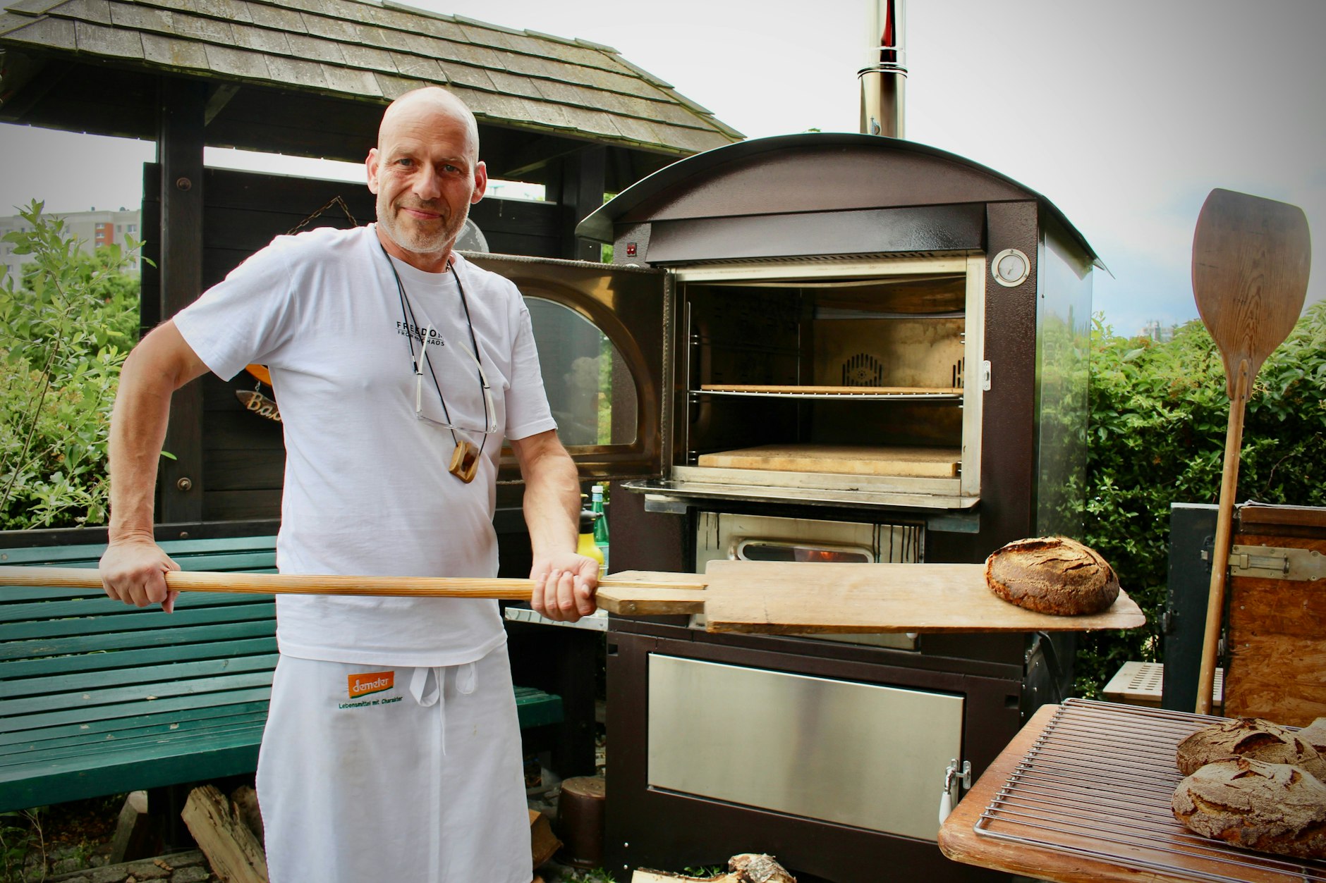 Peter Westphal (53) sorgt donnerstags für knuspriges Sauerteigbrot in der Marzahner Mühle. Der KURIER war zum Backtag da – und wurde herzlich empfangen.