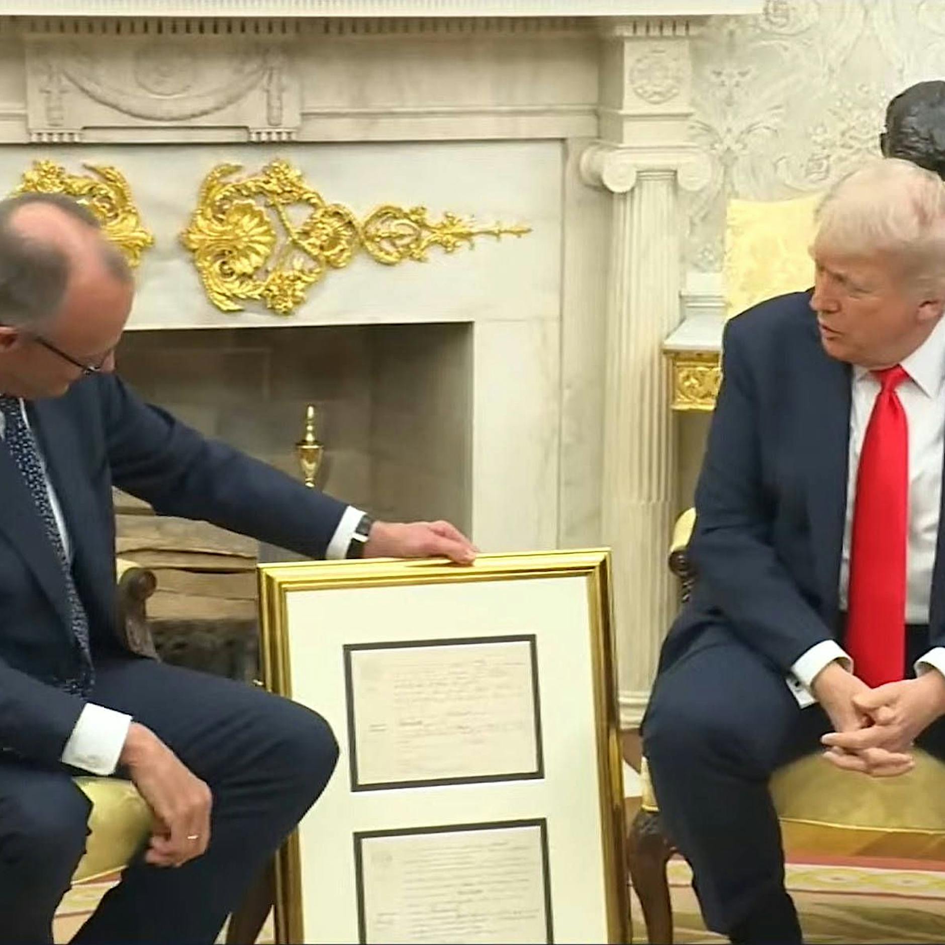 Besuch im Weißen Haus: Dieses Geschenk hatte Merz für Trump dabei