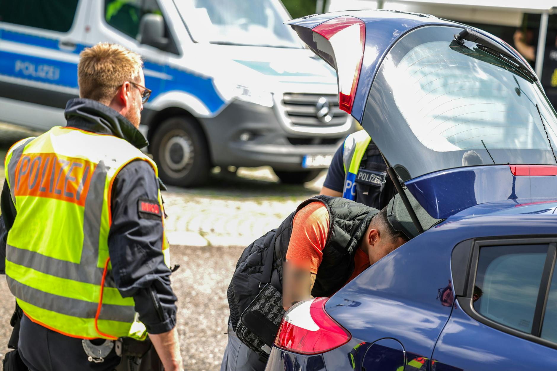 Auf einem Parkplatz an der Grenze zu den Niederlanden auf der A3 in Emmerich kontrollieren Bundespolizisten einen Autofahrer und sein Fahrzeug.