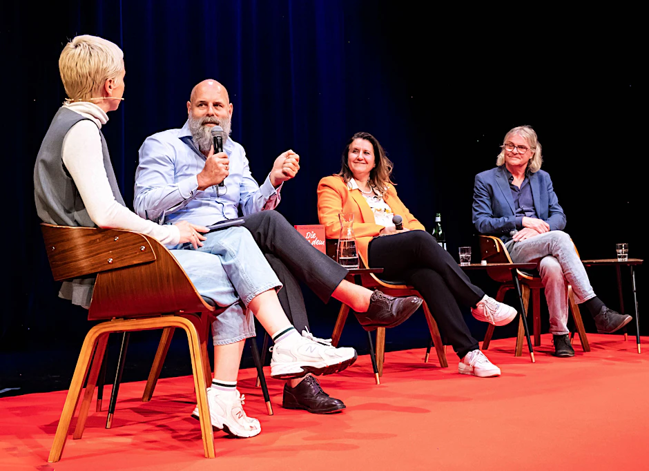Verleger Holger Friedrich auf der Bühne des Hans-Otto-Theaters mit Simona Stoytchkova und Hans-Eckardt Wenzel – moderiert von Sarah Oswald