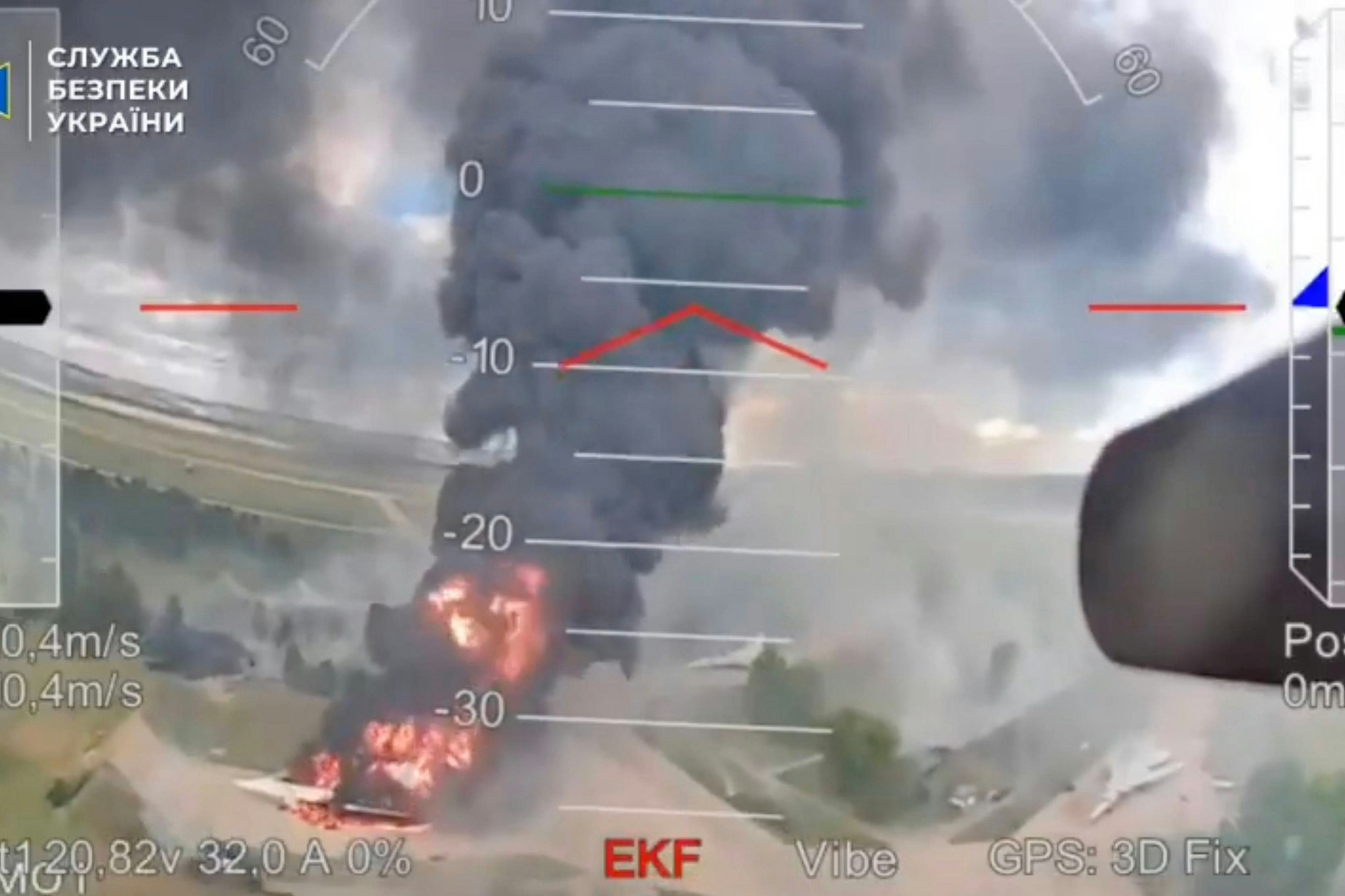 Dieses Bild, das einem von der Ukraine veröffentlichten Video entnommen wurde, soll russische Bomber unter Beschuss zeigen.