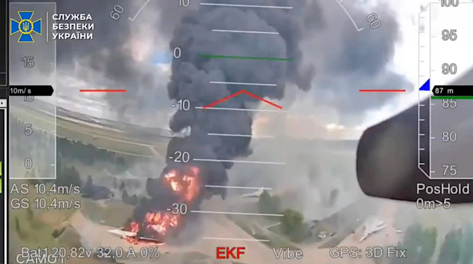 Dieses Bild, das einem von der Ukraine veröffentlichten Video entnommen wurde, soll russische Bomber unter Beschuss zeigen.