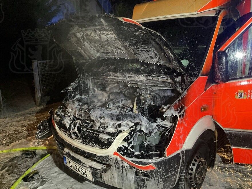 Brand in Reinickendorf: Berliner Feuerwehr muss ihren eigenen Rettungswagen löschen