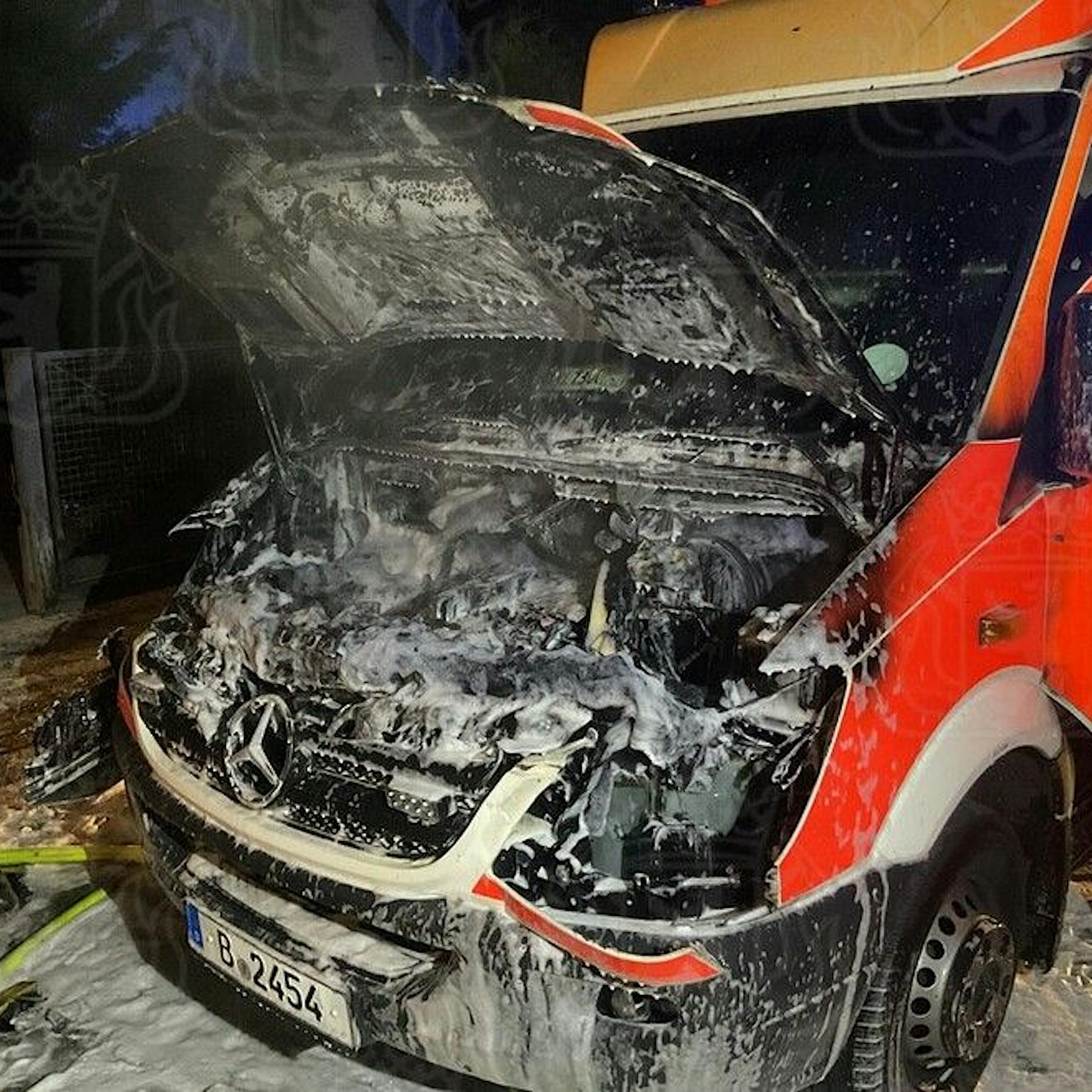 Brand in Reinickendorf: Berliner Feuerwehr muss ihren eigenen Rettungswagen löschen