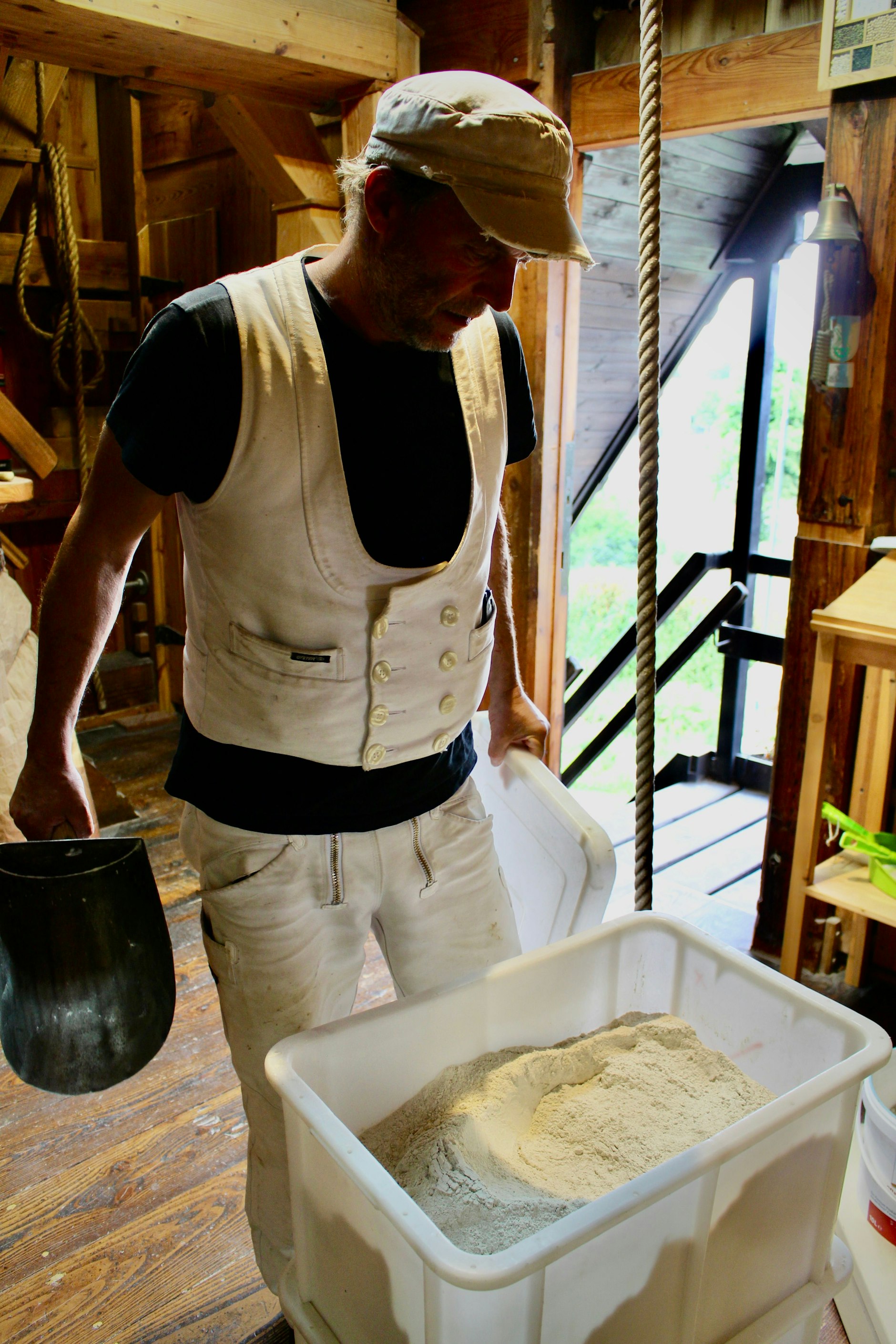 Die Agrarbörse Ost bringt Menschen zusammen – rund ums Brotbacken, Bienenhalten und Kulturleben. Müller Alexander Benedict klärt über Mehl auf.