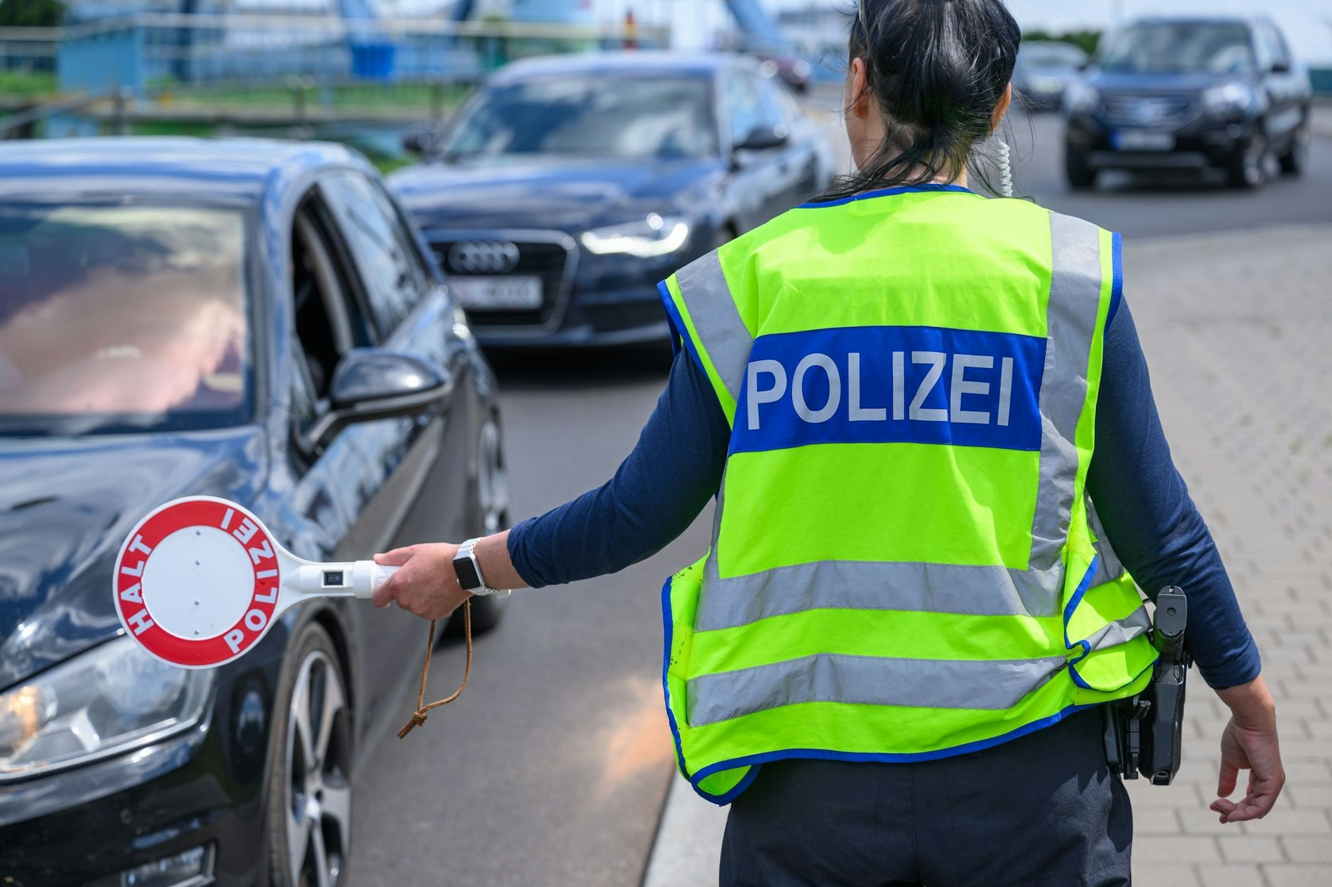 Eine Beamtin der Bundespolizei stoppt ein Fahrzeug bei der Einreisekontrolle am deutsch-polnischen Grenzübergang Stadtbrücke.