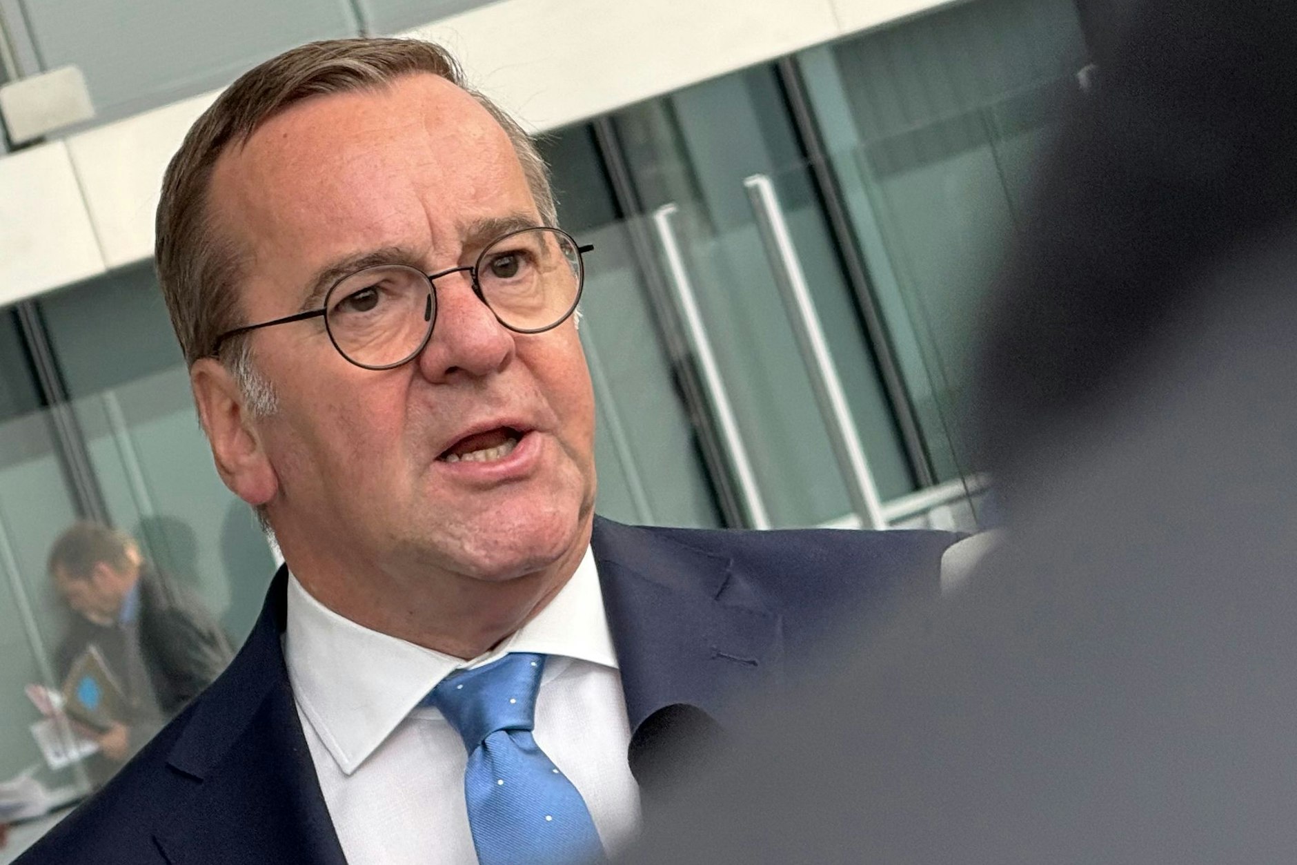 Bundesverteidigungsminister Boris Pistorius (SPD) gibt vor dem Treffen der Nato-Verteidigungsminister im Nato-Hauptquartier ein Pressestatement.