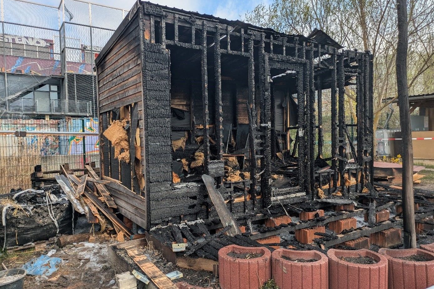 Das Tiny House im Gemeinschaftsgarten in der Hellen Oase in Hellersdorf ist nach einem Brand komplett zerstört.