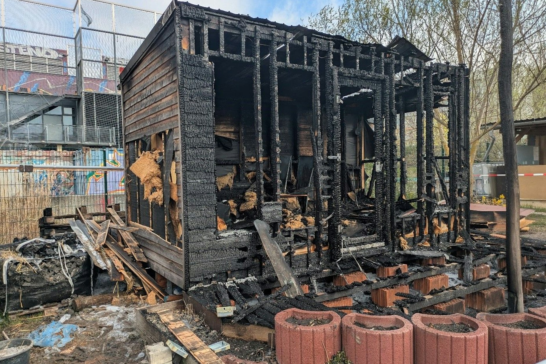 Das Tiny House im Gemeinschaftsgarten in der Hellen Oase in Hellersdorf ist nach einem Brand komplett zerstört.
