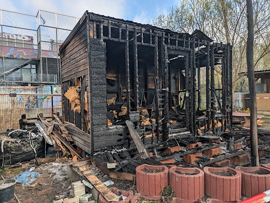 Das Tiny House im Gemeinschaftsgarten in der Hellen Oase in Hellersdorf ist nach einem Brand komplett zerstört.
