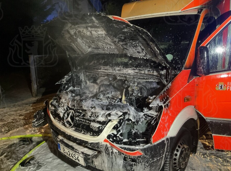 Rettungswagen brennt: Berliner Feuerwehr muss ihr eigenes Fahrzeug löschen