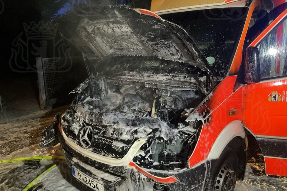 In Reinickendorf brannte in der Nacht ein Rettungswagen ab.