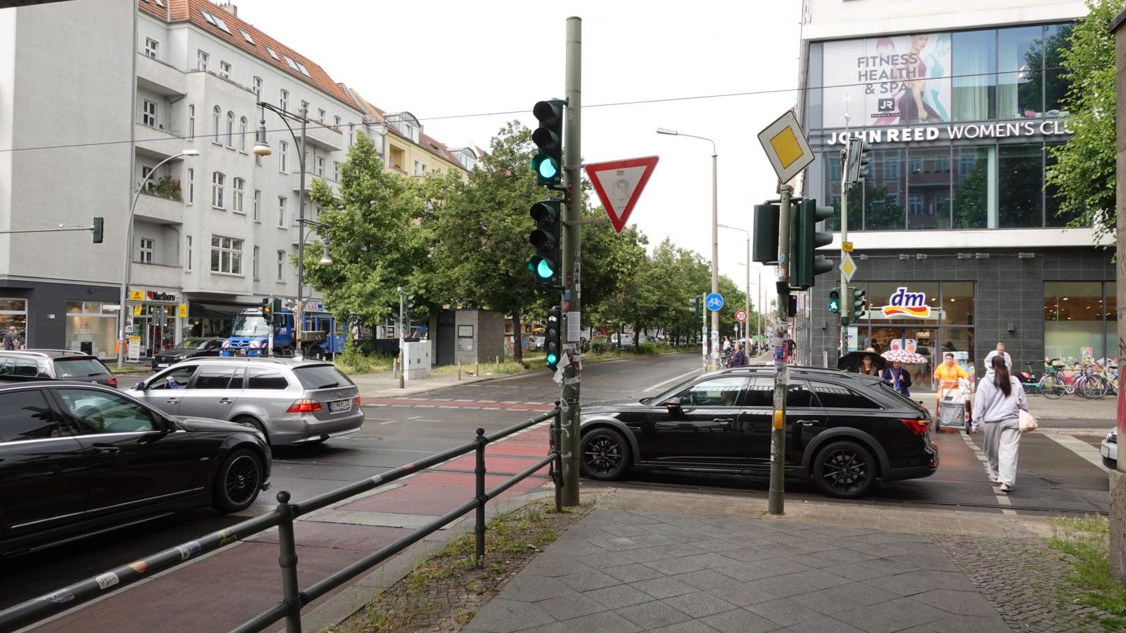 Fußgänger und Autos Richtung Schivelbeiner Straße haben Grün, doch noch immer blockieren Autos auf der Schönhauser Allee die Kreuzung.