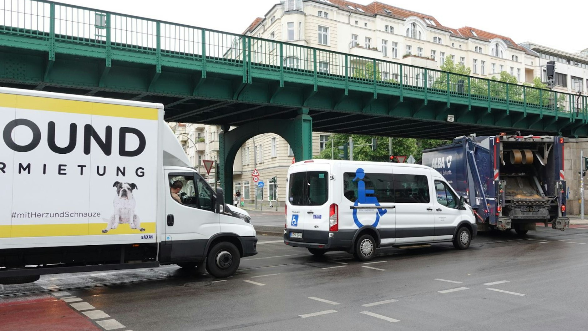 Abbiegende Autos fahren die Kreuzung zu.