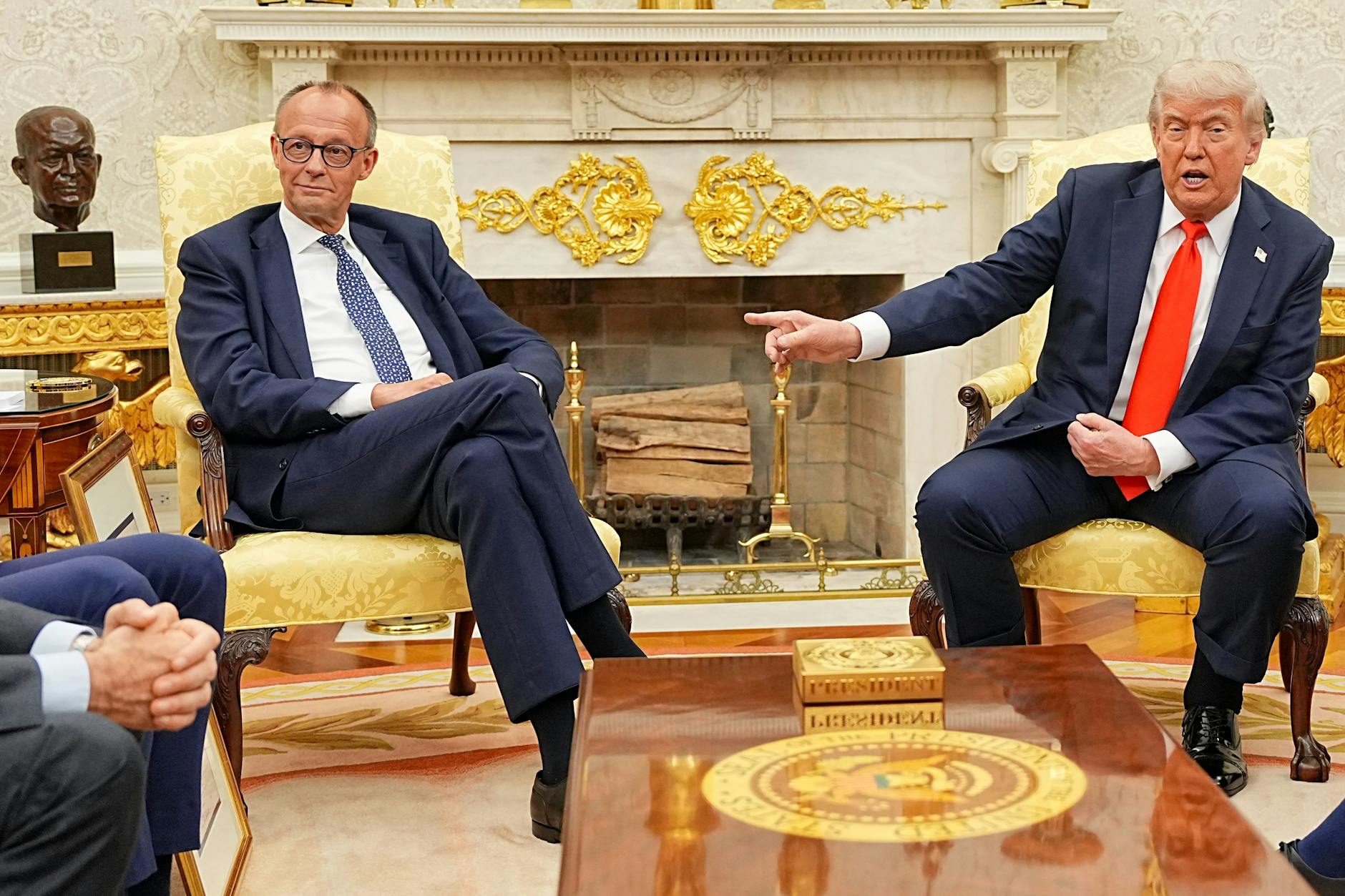 US-Präsident Donald Trump (r.) empfängt Bundeskanzler Friedrich Merz (CDU) im Oval Office im Weißen Haus. Es ist das erste Treffen zwischen beiden Politikern seit Amtsantritt von Trump und Merz.