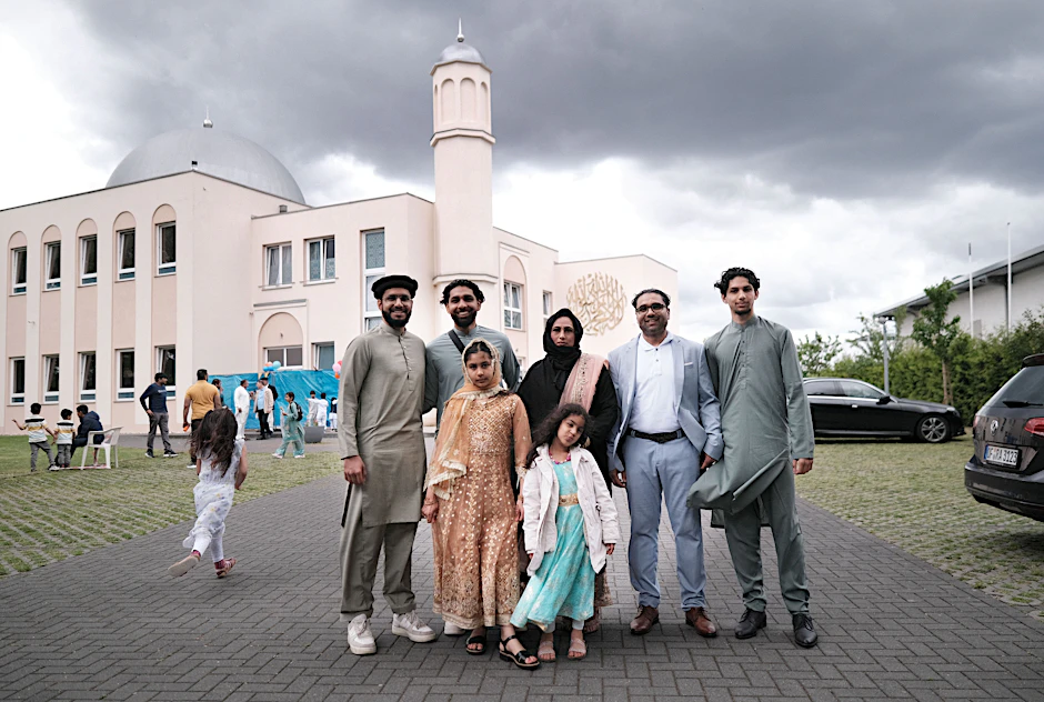 Die Familie Ahmad aus Berlin-Mitte feiert gemeinsam das Opferfest in der Khadija-Moschee – ein Tag voller Gebet, Gemeinschaft und Tradition.