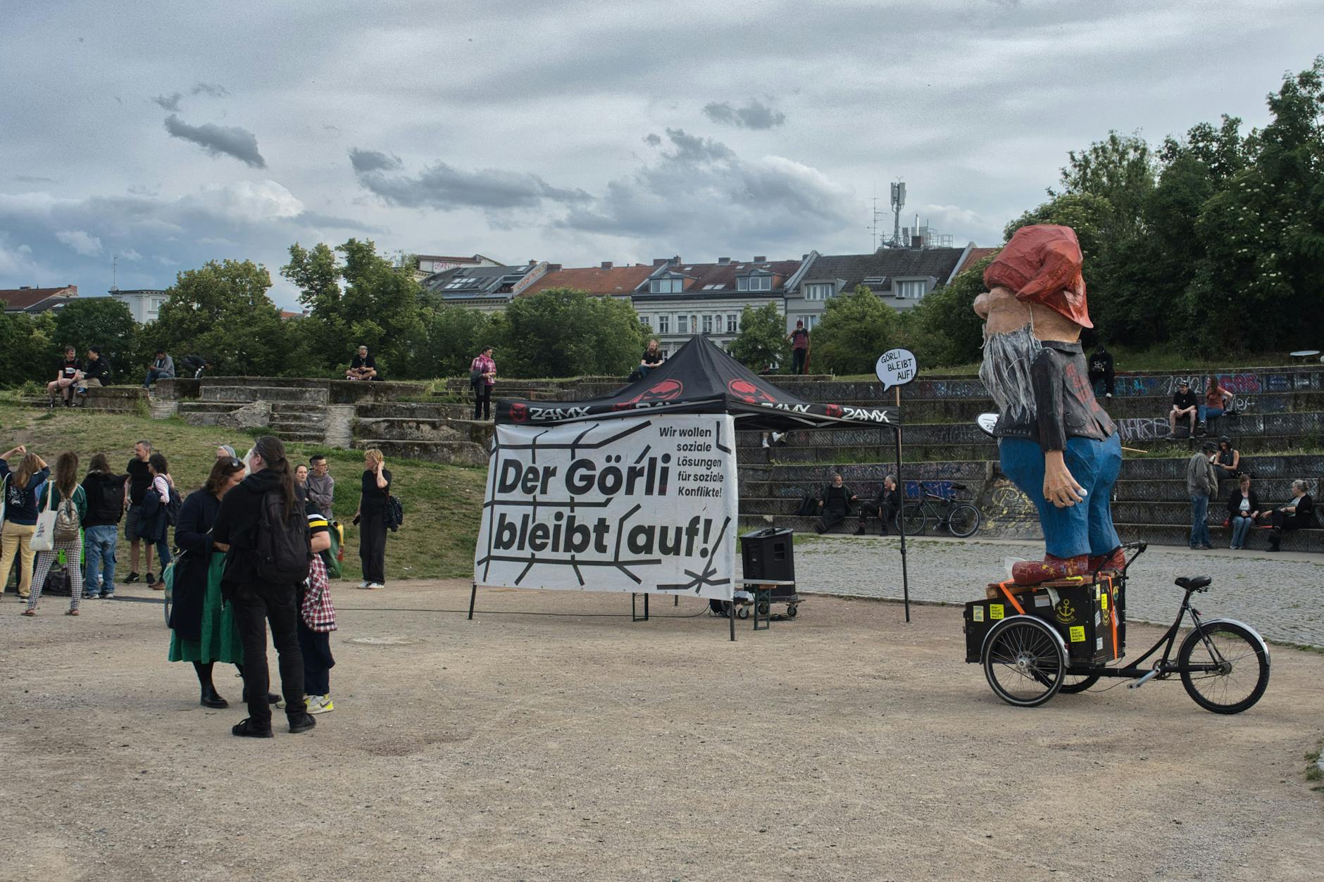 Bei einer „Parkversammlung“ protestierten Menschen gegen den Plan der Politik, den Görlitzer Park nachts zu schließen.
