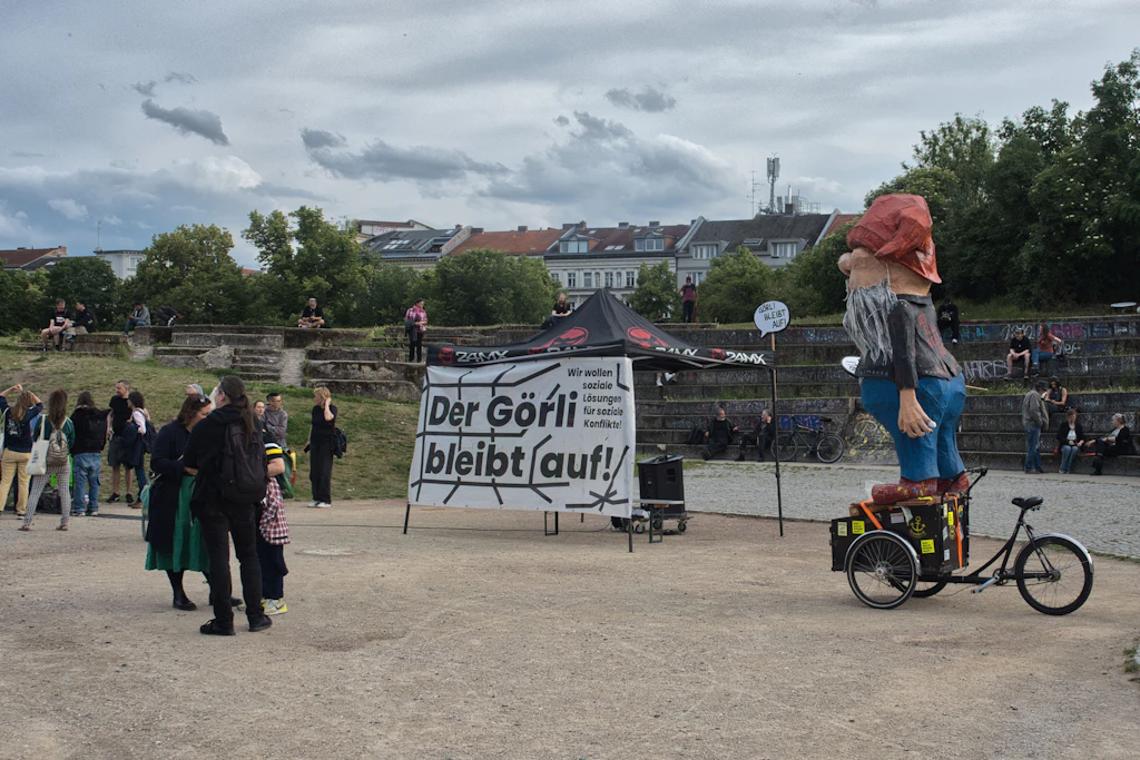 Rund um die Uhr Überwachung der Berliner Polizei: So läuft der Zaunbau am Görlitzer Park