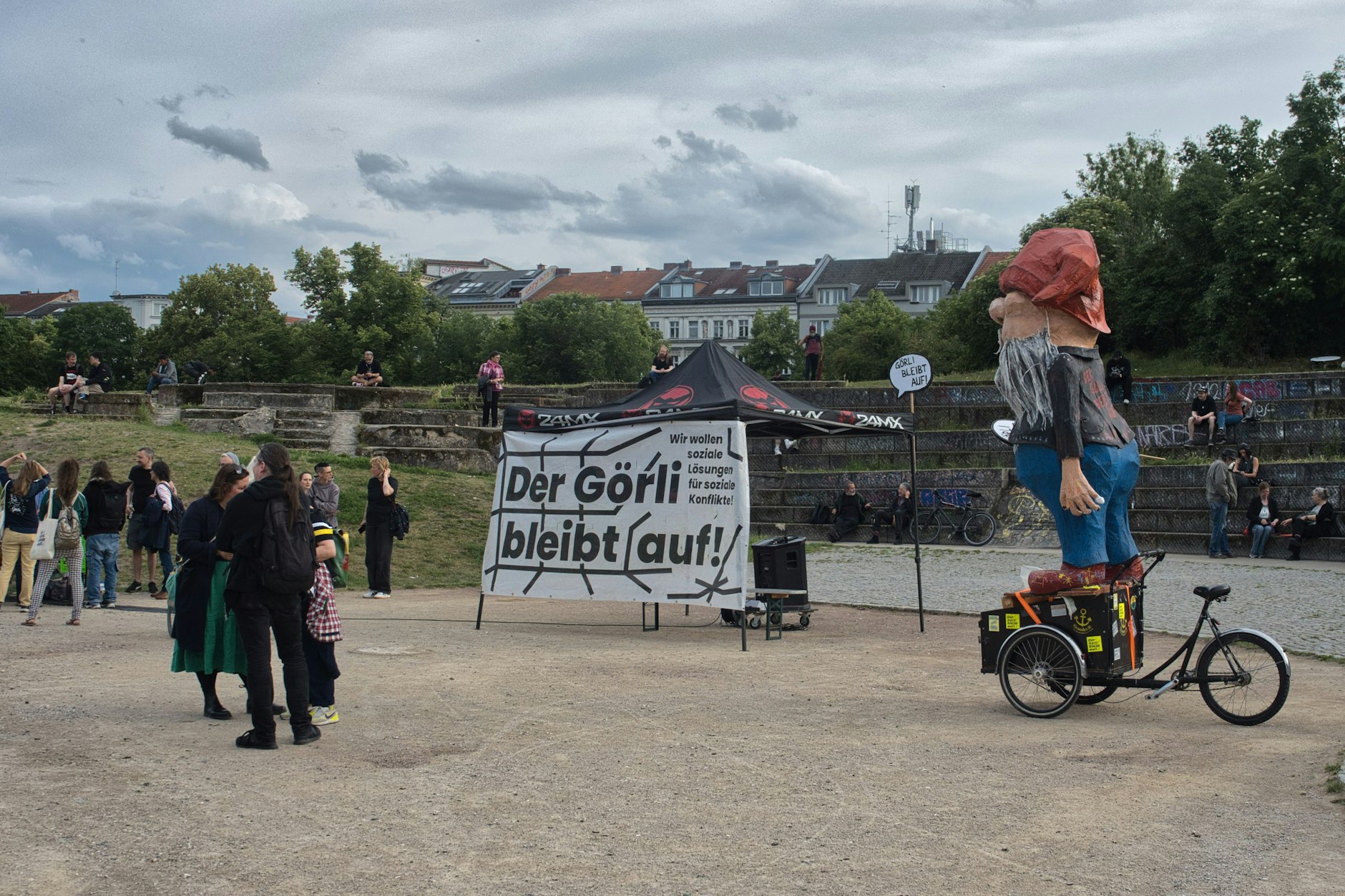 Bei einer „Parkversammlung“ protestierten Menschen gegen den Plan der Politik, den Görlitzer Park nachts zu schließen.