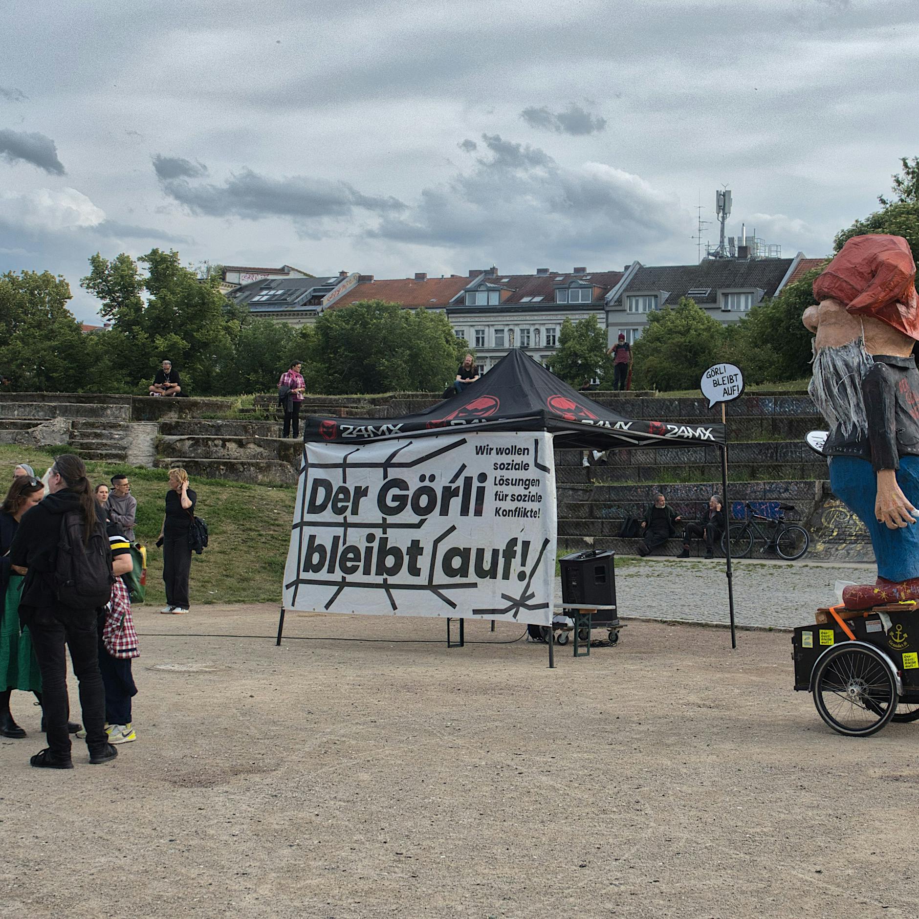 Rund um die Uhr Überwachung der Berliner Polizei: So läuft der Zaunbau am Görlitzer Park