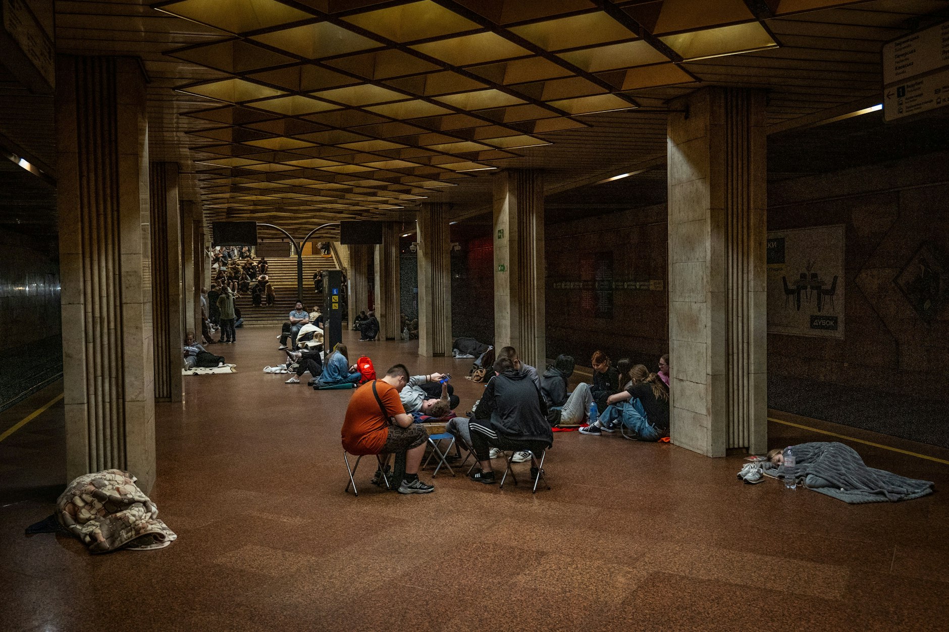 Ukraine, Kiew: Während eines russischen Drohnenangriffs suchen Menschen Schutz in einer U-Bahn-Station, die als Bunker dient.