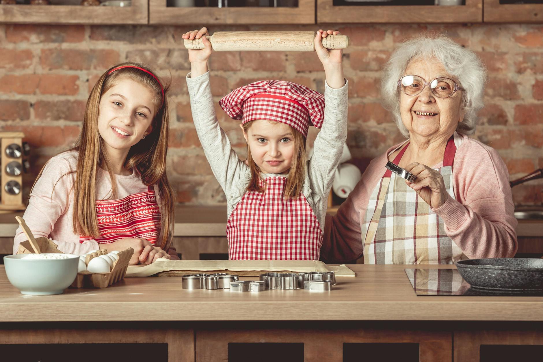 Oma kann die besten Kuchen - und einige Rezepte aus der DDR sind noch heute ein Hit. Dazu gehört auch der leckere Schnapskuchen, auch LPG-Kuchen genannt. Im Rezept sehen Sie, wie Sie ihn backen.